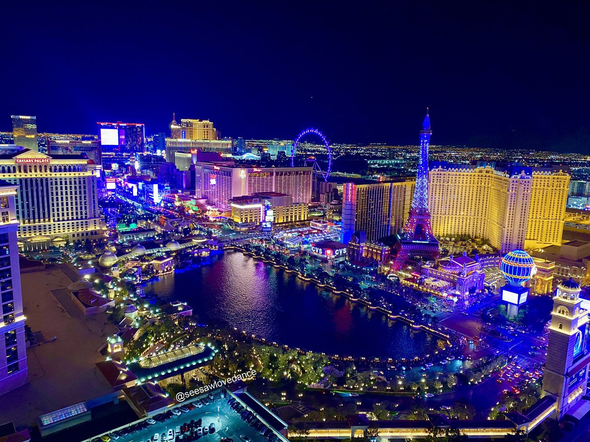V_ARMY_02er's tweet photo. đâu đâu cũng có BORAHAEGAS, sắc tím đẹp thật sự💜💜💜

#BTSARMY 
#BTS_THE_CITY_LasVegas
#PTD_ON_STAGE_LV
#VegasTurnsPurpleForBTS
@BTS_twt https://t.co/s6esmVGMY4