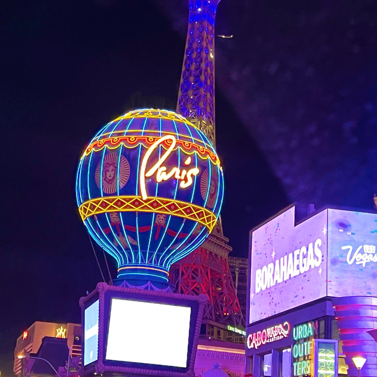 V_ARMY_02er's tweet photo. đâu đâu cũng có BORAHAEGAS, sắc tím đẹp thật sự💜💜💜

#BTSARMY 
#BTS_THE_CITY_LasVegas
#PTD_ON_STAGE_LV
#VegasTurnsPurpleForBTS
@BTS_twt https://t.co/s6esmVGMY4