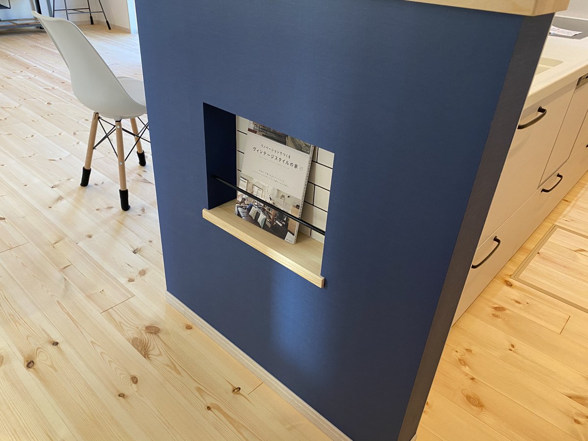 archome_kyoto's tweet photo. キッチンの壁面も有効利用!
小物を置いたり、スマホを充電したり、用途はいっぱい♪
横を除くと向き合ったブックスタンドに絵本や雑誌が収納できます♬
.
.
.
#ArcHome
#京都工務店
#デザイン住宅
#注文住宅
#オシャレな家
#自然素材の家
#わがまま放題
#楽しい家づくり
#パントリーのあるキッチン https://t.co/bSOPAWFZE0