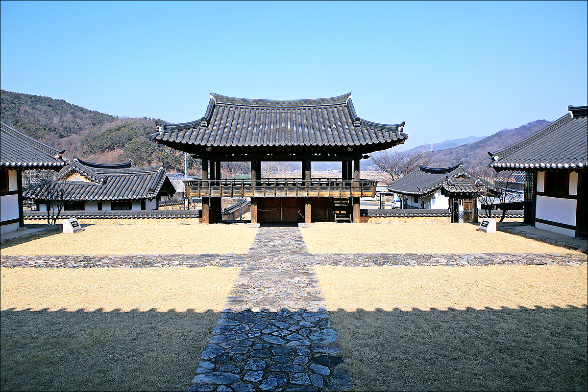 gumksl's tweet photo. #문경근암서원

근암서원은 1544년(중종 39)에 근암 서당으로 창건되었으며  사당 중앙에는 홍언충과 이덕형 등 7인의 위패가 위패가 봉안되어 있어요 

근암서원 강학공간을 중심으로 양쪽엔 동재 욕인재와 서재 유의재가 있어요

#문경��볼만한곳
#문경여행
#근암서원
#사당
#성형칠인배향 
#문경시 https://t.co/YNr9x5FlsC