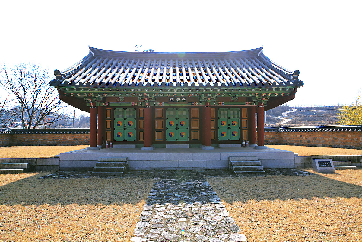 gumksl's tweet photo. #문경근암서원

근암서원은 1544년(중종 39)에 근암 서당으로 창건되었으며  사당 중앙에는 홍언충과 이덕형 등 7인의 위패가 위패가 봉안되어 있어요 

근암서원 강학공간을 중심으로 양쪽엔 동재 욕인재와 서재 유의재가 있어요

#문경��볼만한곳
#문경여행
#근암서원
#사당
#성형칠인배향 
#문경시 https://t.co/YNr9x5FlsC