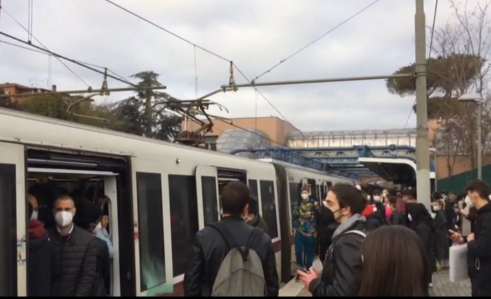 romalidoinfo's tweet photo. Oggi uno dei 3 treni promessi da @eugenio_patane per gennaio e arrivati a fine febbraio si è bloccato a Vitinia. Centinaia di persone in banchina impossibilitate a salire sul treno successivo. Ma per @GiovanniZannola non c'è bisogno di 2treni dalla metroA.Una vergogna senza fine! https://t.co/CzRN0Q1QJ2