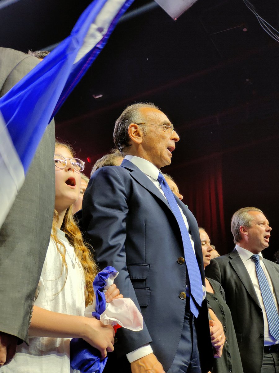 JTJANIEC's tweet image. Ma fille m&apos;a tenu tête pour nous accompagner c&apos;est le dernier de M. @ZemmourEric m&apos;a t&apos;elle dit avec ses petits yeux et hier soir elle se retrouve au côté du boss notre futur Président à chanter notre Marseillaise avec son ❤️ et ses tripes ❤️ FIÈRE #ZemmourJeunes #ZemmourLand