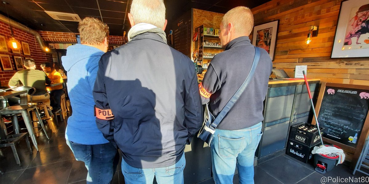 PoliceNat80's tweet photo. [Contrôles anti-fraudes] 🔍❌
Hier soir, dans le cadre du #CODAF80, plusieurs établissements inspectés par nos #policiers quartier #StLeu à #Amiens avec nos partenaires @Sacem et @Urssaf.
#PourVotreSécurité https://t.co/VpIIxYYPtG