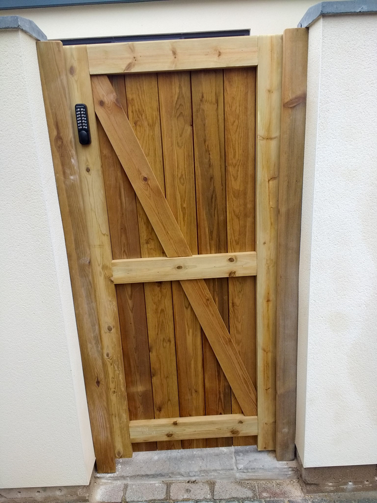 GatemasterLocks's tweet photo. It's Friday and what better way to celebrate than a beautiful installation of our new #Superlatch ๐ The Outdoor Joiner shared these lovely pictures with us of a #woodengate with the SLDS.
Job well done! ๐ฅณ
#happyfriday #timbergate #lockinstallation #fencing https://t.co/y22pFsSQTS