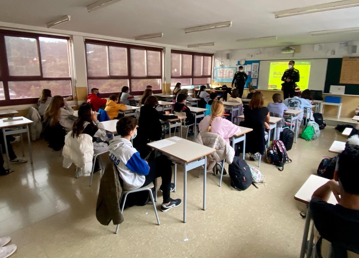 FEP_mac's tweet photo. ESO 1. Avui dos agents de la Guàrdia Urbana ens informen sobre l’assetjament escolar #prevencio #convivencia #respecte #intervencio #stopbulling @escolesFEP https://t.co/5NDSLmSofC