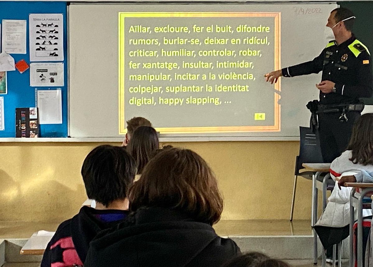 FEP_mac's tweet photo. ESO 1. Avui dos agents de la Guàrdia Urbana ens informen sobre l’assetjament escolar #prevencio #convivencia #respecte #intervencio #stopbulling @escolesFEP https://t.co/5NDSLmSofC