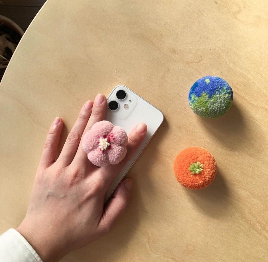 crewselected89p's tweet photo. New & Limited!! 🌸🌎🍊 by Huikata แบรนด์นี้กริปทักเค้าจะเป็นงานแฮนด์เมดแบบทุกกระบวน เค้าถักสวยมากและทำเป็นseasonal มี3 สไตล์สำหรับช่วงนี้เท่านั้นด้วย หมดแล้วหมดเลย ใครอยากได้รีบสั่งเลยค่า😇 #griptok #smarttok #กริปท้ก #พรีออเดอร์เกาหลี #madetoorder https://t.co/hX350dw15l