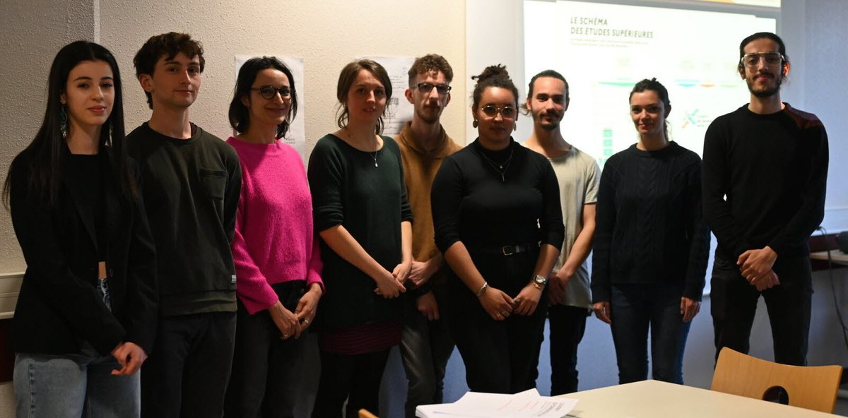 Le Jeudi 24 mars, Sciences Po Grenoble - UGA et l'@AFEVGrenoble animaient un atelier Démo'Campus au collège Pablo Picasso d'Échirolles. 

🤝Les participants ont pu présenter la formation, le programme d'ouverture sociale POS-POPH et l'association étudiante Colibri Junior Conseil.