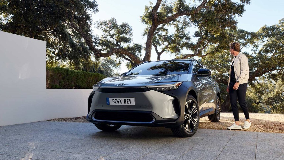 We moeten nog heel even wachten op de lancering van de innovatieve, batterij-elektrische bZ4X, maar mogen de prijs van deze stijlvolle SUV nu al bekendmaken! Hij is verkrijgbaar vanaf vanaf € 265,-* netto bijtelling per maand. *Lees de voorwaarden op bit.ly/3Kmy0l4