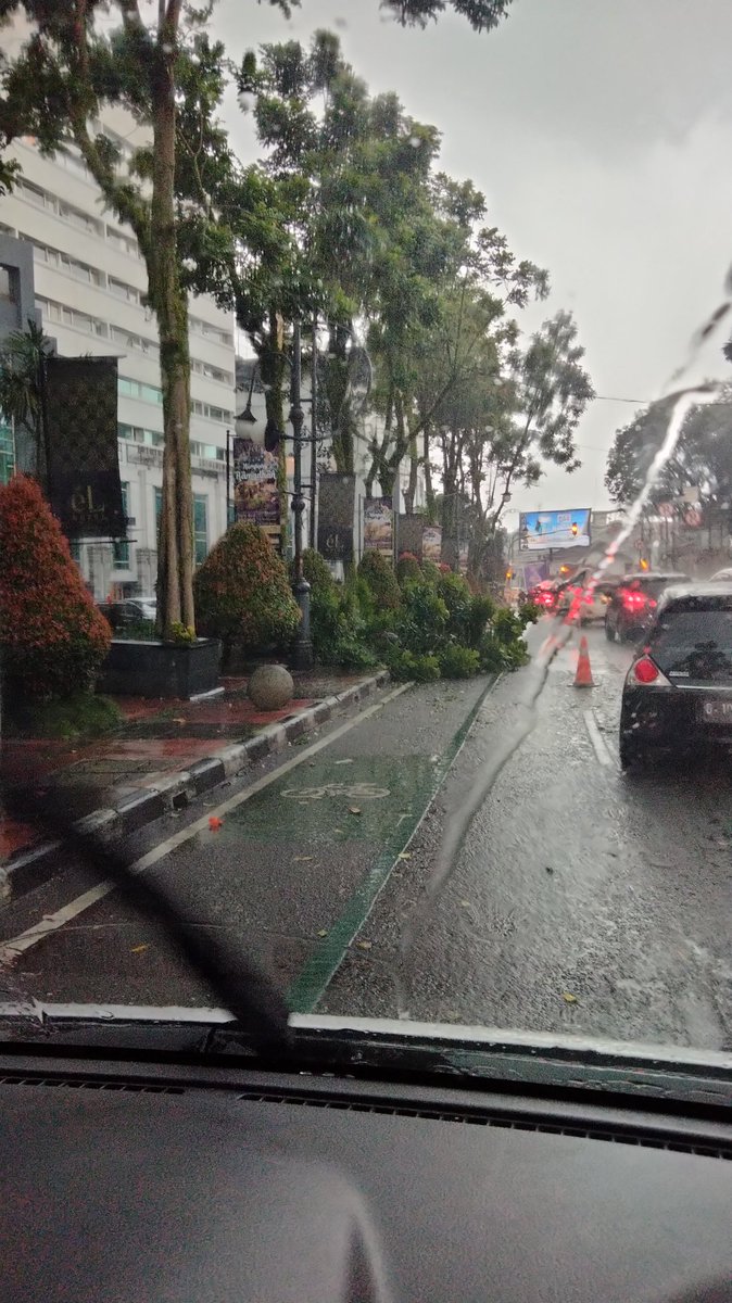 riyanprass's tweet photo. Pohon tumbang lokasi jalan Merdeka depan Hotel El Royale @PRFMnews https://t.co/MKie7w5cCl