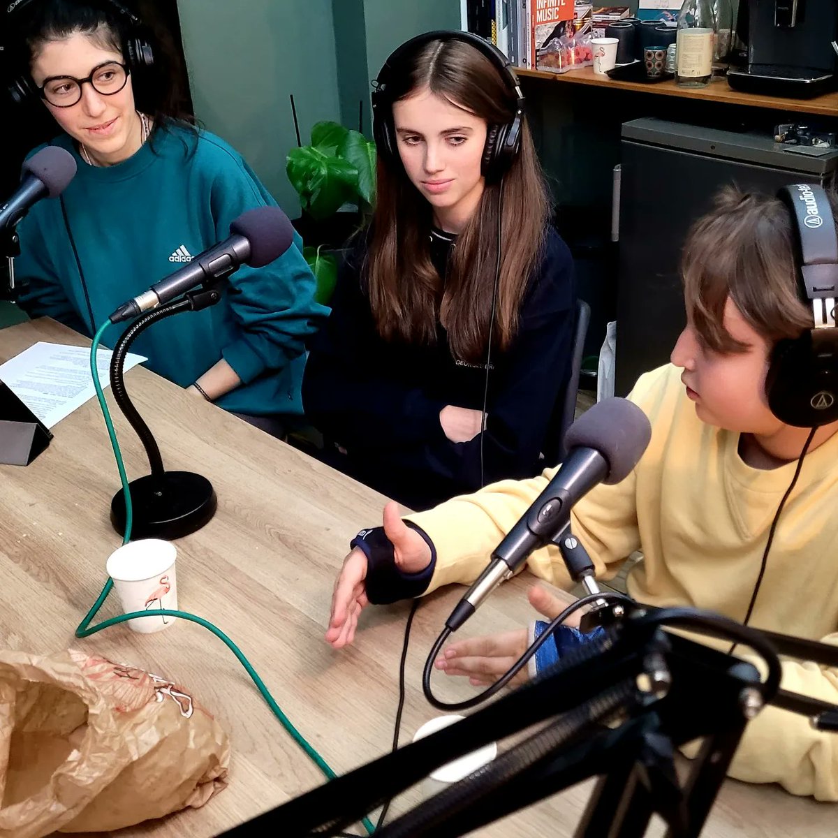 bloomprod's tweet photo. 🎙En studio avec les ados et les expertes pour parler énergie, biodiversité, biomimetisme et innovations pour @ApprendsEnergie 
Épisodes disponibles bientôt. 
Stay tuned🎙

Avec Carline de Castro @PaulineMillot @elodielecadre https://t.co/bEzhgc4ea6