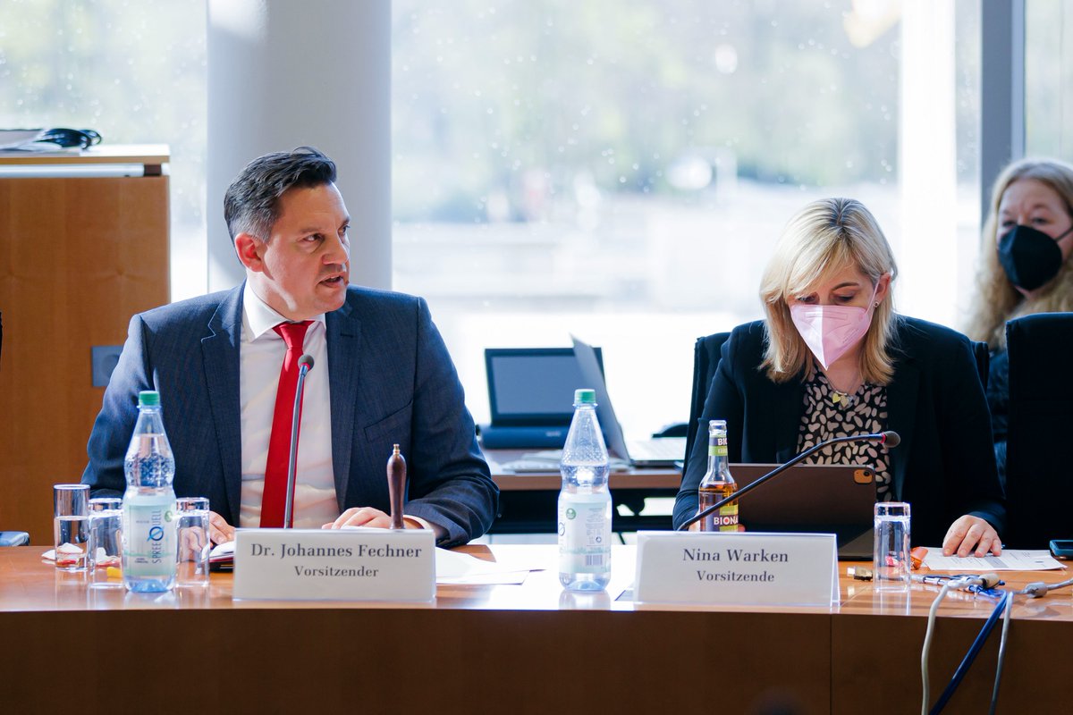 Das Foto zeigt die beiden Vorsitzenden der Wahlrechtskommission in einem Sitzungssaal im Paul-Löbe-Haus des Bundestags. Johannes Fechner (SPD) und Nina Warken (CDU) bilden als Doppelspitze den Vorsitz der Kommission, die gestern ihre Arbeit aufnahm.