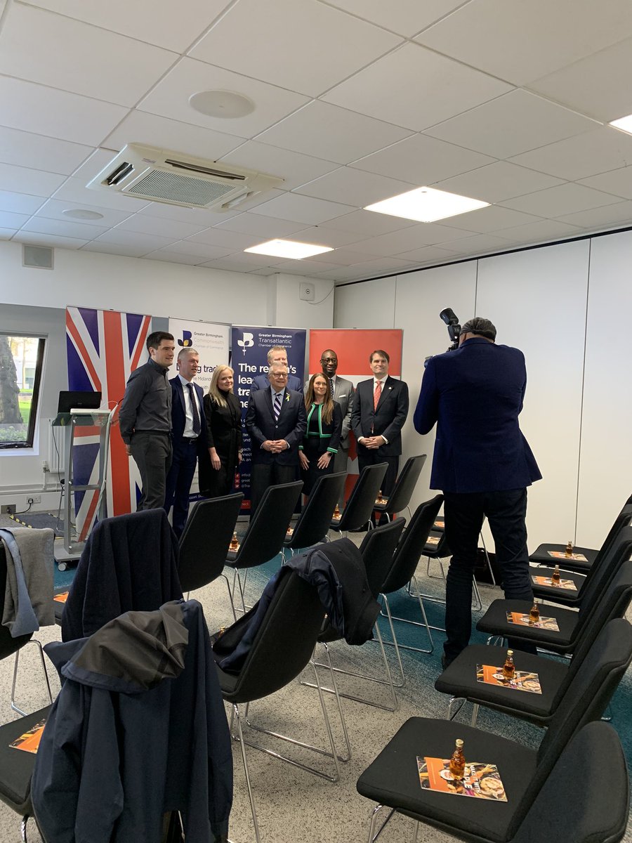 Warwick Wakefield from <a href="/flexeserve/">Flexeserve</a> and Elisabeth Lewis-Jones, CEO of <a href="/LiquidPR/">Liquid</a> are among this morning’s speakers alongside His Excellency <a href="/RalphGoodale/">Ralph Goodale</a> and senior trade commissioner, @GColinBarker 🇨🇦🇬🇧