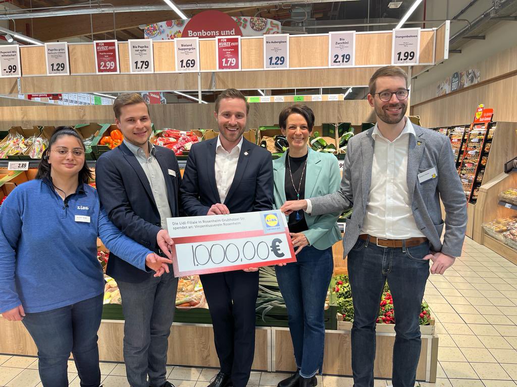 danielartmann's tweet photo. 1000€ für den #Vinzentiusverein #Rosenheim! Gestern durfte ich zur Wiedereröffnung des @lidl im Aicherpark für 30 Minuten kassieren. Der Erlös über 1000€ geht an den Vinzentiusverein Rosenheim. https://t.co/IKCfKpTJfM