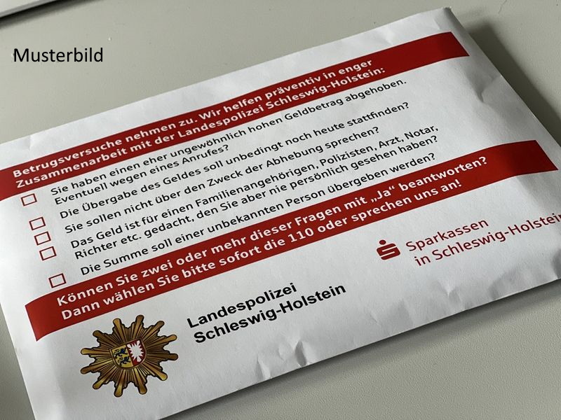 Eine Idee, die wir als #Polizei unterstützen: Durch einen speziellen Fragebogen auf Briefumschlägen der #Sparkassen in Schleswig-Holstein sollen Kundinnen und Kunden bei der Abhebung hoher Bargeldsummen zukünftig eine mögliche Hilfe bei #Trickbetrug angeboten werden. 👍