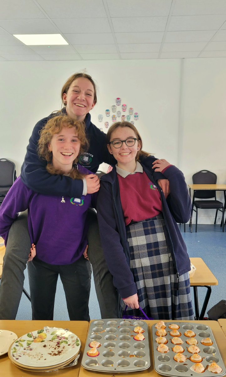 PNTspanish's tweet photo. A huge thank you to all the staff &amp; students of Pobalscoil for their generous donations. The photograph/bakesale was a great success with €180 raised and donated to the Ukraine crisis 🇺🇦 @Trionoide https://t.co/9UrdBTZspj