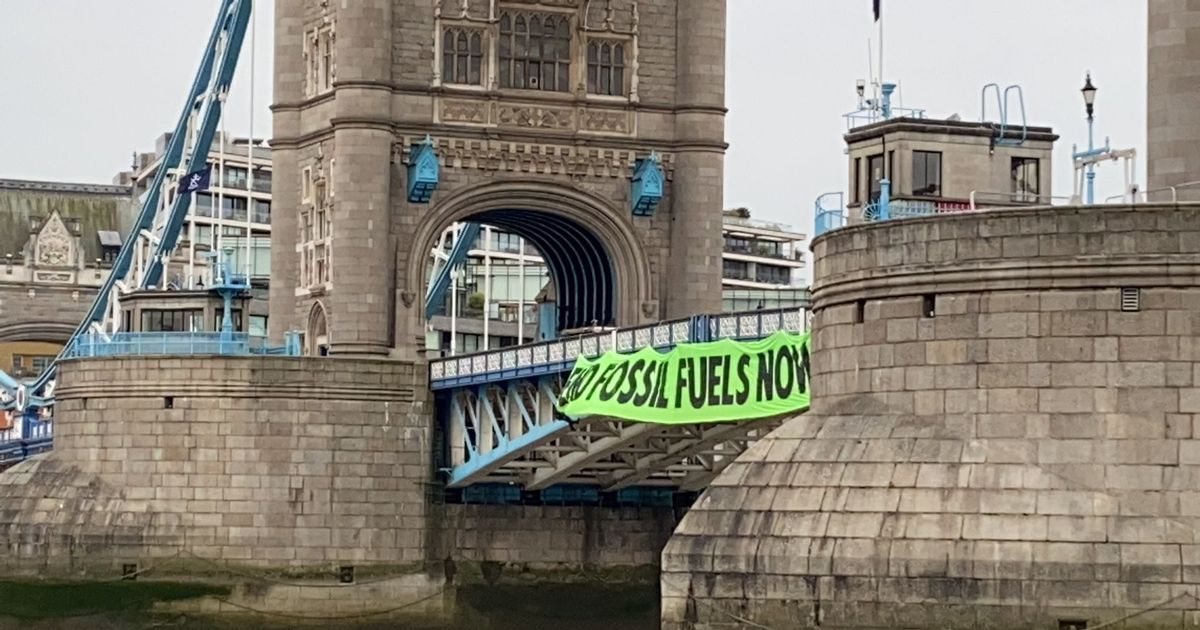 myldn's tweet photo. 🌉 Tower Bridge has been shut after protesters abseiled off the sides and hung a banner

⚠️ Extinction Rebellion and Just Stop Oil protestors took over the bridge shortly after 7.30am as several suspended themselves off the side

Read more 👇
https://t.co/ZUqxWsrwC3 https://t.co/AGv1eRunnU