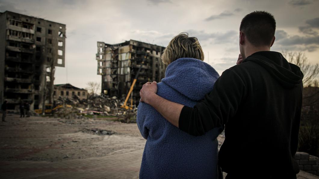 Elle regarde la maison où elle a grandi, en plein centre de Borodyanka. L'immeuble s'est effondré sur lui même après un bombardement aérien, selon les autorités ukrainiennes. Tous les voisins qui ont décidé de rester s'étaient réfugiés dans la cave...il y a 40 jours de cela