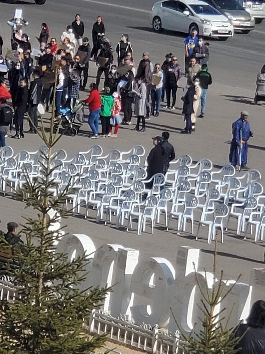 Эрдэнэт хотын захиргаа жагсагчдад суух  сандал гаргаж өгч, тайван замаар үзэл бодлоо илэрхийлэх эрхийг нь олгож байна 👏👏👏