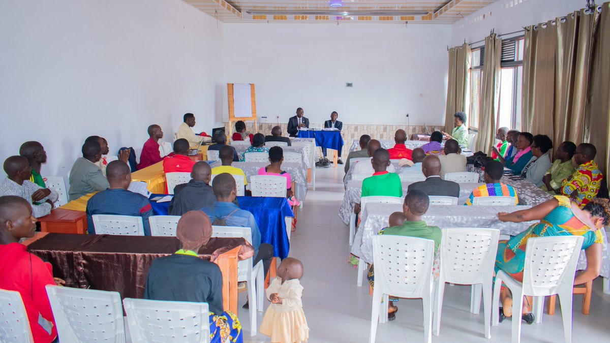 progrfidabdi's tweet photo. #PIPARV-B  a organisé du 30 au 31 Mars des ateliers régionaux d’échange entre les représentants des Batwa cibles du projet, l’administration provinciale et communale, l’UNIPROBA et des Directions Provinciales de Développement Familial et Social à @Gitega  et @NgoziProvince https://t.co/szs2CFwgcM
