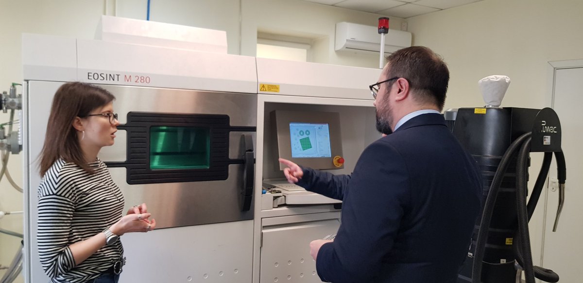 PLinLithuania's tweet photo. Wiceminister SZ @paweljabIonski odwiedził Litewski Instytut Badawczy Centrum Nauk Fizycznych i Technologii oraz spółkę #EKSPA - jedną z wiodących producentów laserów i optoelektroniki na świecie.
Podczas spotkania wyrażono zadowolenie z rozwoju polsko-litewskiej 🇵🇱🇱🇹 współpracy. https://t.co/mPUkp2xktw