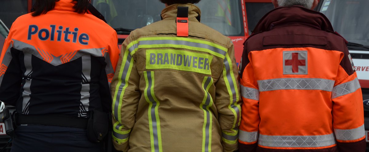 HVZWaasland's tweet photo. Save the date: 8 mei 2022 werken we met de collega’s van @PolitieWaNo, @RodeKruisVL en #brandweer in Stekene voor de 3de keer samen aan een spetterende opendeur! 🚒 ⛑🚓 

Alle info op https://t.co/KuuGO9w96d https://t.co/wmOhNVD7ku
