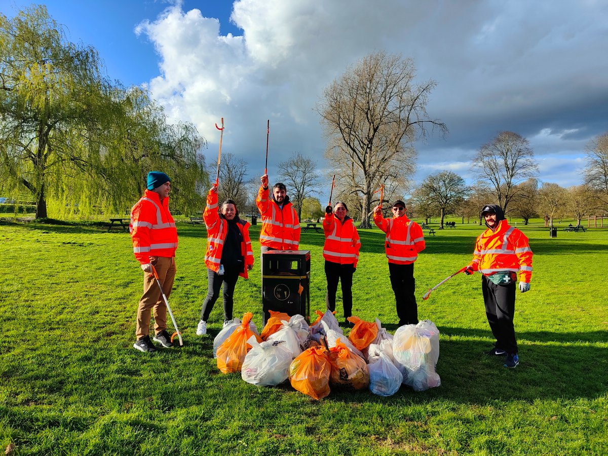 HertsWasteAware's tweet photo. Here's the Amazon #LTN2gether branch who are based in Hemel Hempstead. They recently had a spring clean of Gadebridge Park for the #GBSpringClean and #AmazonEarthMonth. Thank you guys!
#PledgeToPick here: https://t.co/08DGdT3V1F
@keepbritaintidy https://t.co/kiLghumqMo