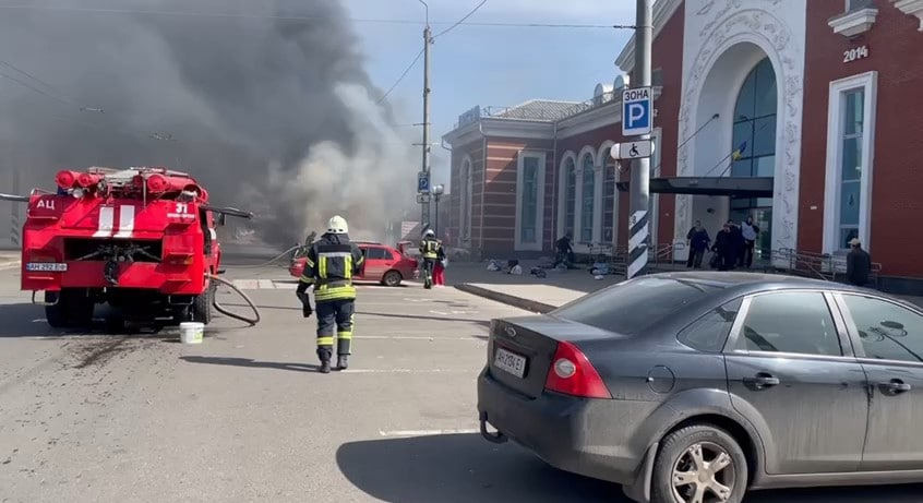 olehbatkovych's tweet photo. The Russian army hit with the missiles Kramatorsk railway station, Donetsk region. Reports about dozens killed or injured https://t.co/QwMzQqkpAv