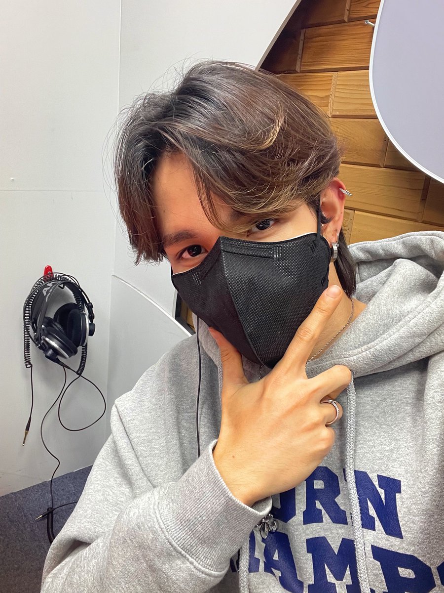 SAMUEL_twt_'s tweet photo. [#사무엘]

잠시 후 8시 아리랑 라디오 <Radio'n Us>에 사무엘이 출연합니다.
사무엘과 불타는 금요일 저녁 함께해요🔥

#SAMUEL #RADIONUS https://t.co/npkVHQAdM2