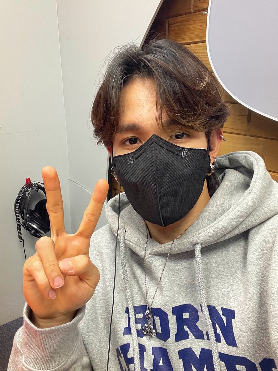SAMUEL_twt_'s tweet photo. [#사무엘]

잠시 후 8시 아리랑 라디오 <Radio'n Us>에 사무엘이 출연합니다.
사무엘과 불타는 금요일 저녁 함께해요🔥

#SAMUEL #RADIONUS https://t.co/npkVHQAdM2