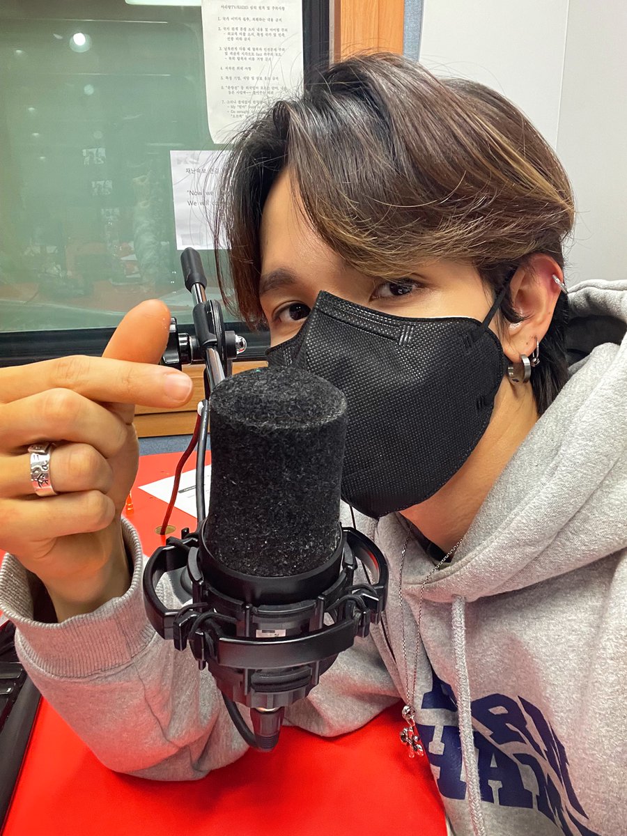 SAMUEL_twt_'s tweet photo. [#사무엘]

잠시 후 8시 아리랑 라디오 <Radio'n Us>에 사무엘이 출연합니다.
사무엘과 불타는 금요일 저녁 함께해요🔥

#SAMUEL #RADIONUS https://t.co/npkVHQAdM2