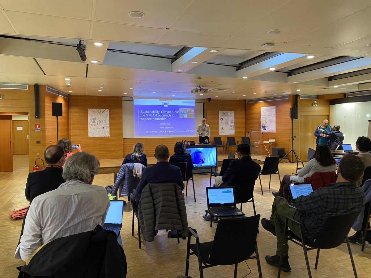 emiliabadenes's tweet photo. Participant en l’esdeveniment: Paving the way for the school of tomorrow. @GIS_4_Schools #GIS4Schools #IESMarcFerrer @BlueBubbleWorld https://t.co/8zME0dfLJV