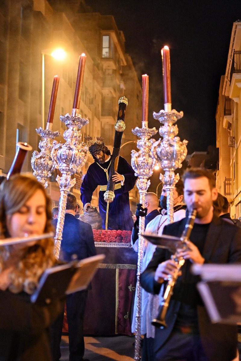 RociodeMalaga's tweet photo. ⚜️ Ayer tuvo lugar el traslado de nuestros Sagrados Titulares, compartimos imágenes del Señor de los Pasos camino de la Casa Hermandad.

 📸 @FernandoRUIzNar 

#CofradíasMLG https://t.co/oDE2nk65LO