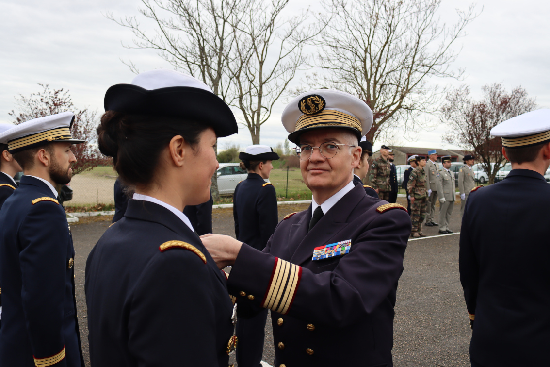 Gouv_mili_Lyon's tweet photo. Cérémonie de clôture du BMFT au #CeFOS. En présence du directeur adjoint de l’EVdG, 44 internes en médecine générale ont reçu le brevet à l’issue de 7 semaines de formation. Les lauréats sont affectés en antenne médicale soutenant une unité de l’armée de terre ou de Gendarmerie. https://t.co/wWen2Gn1Y0