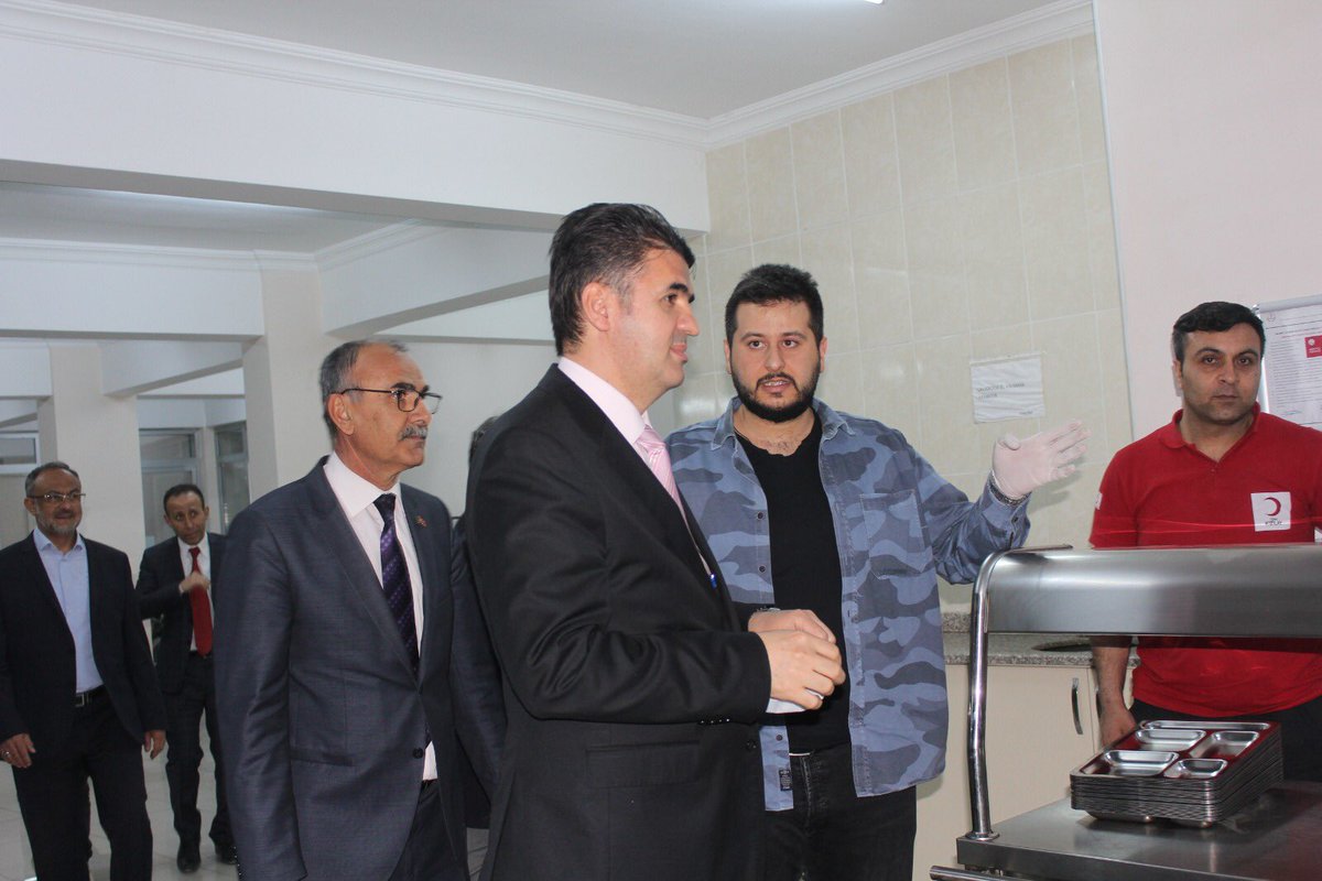 ApiMehmet's tweet photo. Pansiyonumuzda  kaymakamımız Ömer Kalaylı  İlçe Mil Eğt.  Müdürümüz Mehmet Yağcı  ilçe müftümüz Feyyaz İdin ve hayırseverimiz Abdulkadir APİ’nin katılımıyla iftar yemeği düzenledik emeği geçen herkese çok teşekkürler @gul_davut @KalayliOmer @yasintepe @yagcimehmet27 @AliOzturkh https://t.co/HGbmSxGuz7