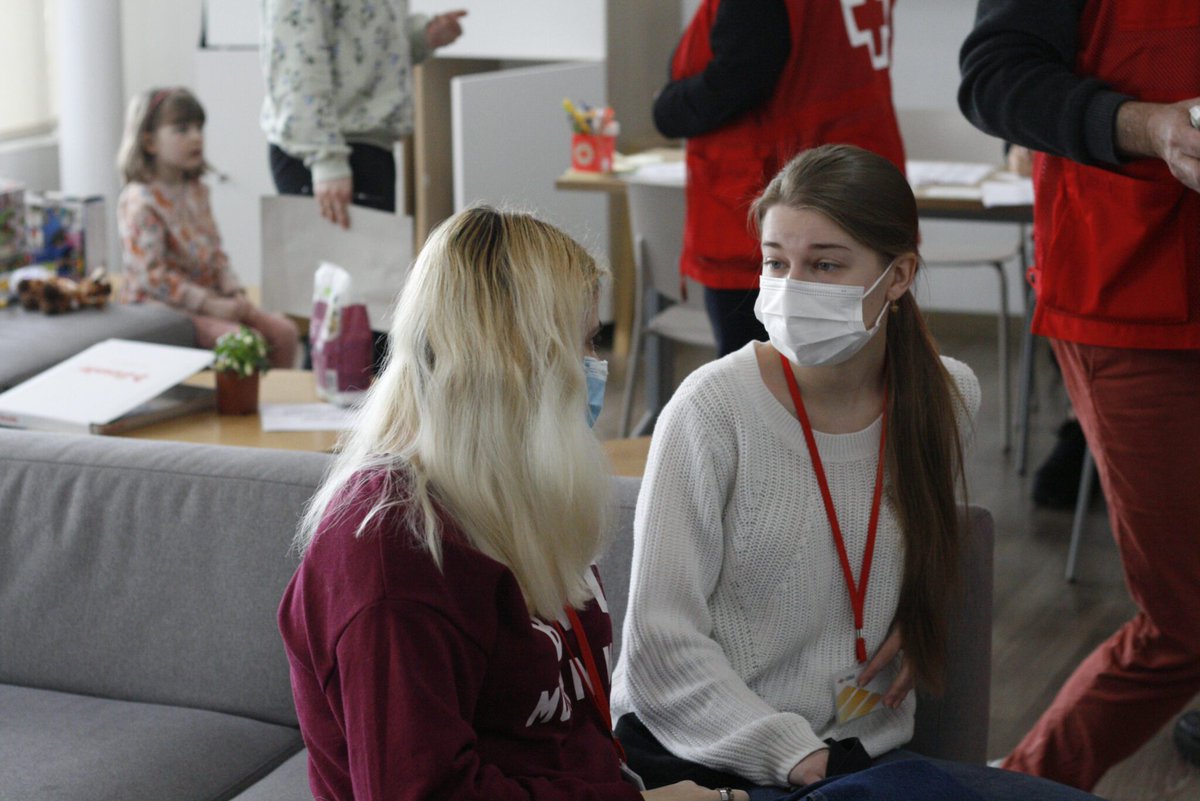 "Echo de menos la tranquilidad: mi casa, mi familia, mis amigos. No valoraba todo eso hasta ahora". Tetiana se refugió en sótanos mientras las bombas caían en su ciudad. Días después, decidió huir de #Ucrania sola.

Hoy descansa y es atendida en nuestro dispositivo📍. 

[Hilo👇]
