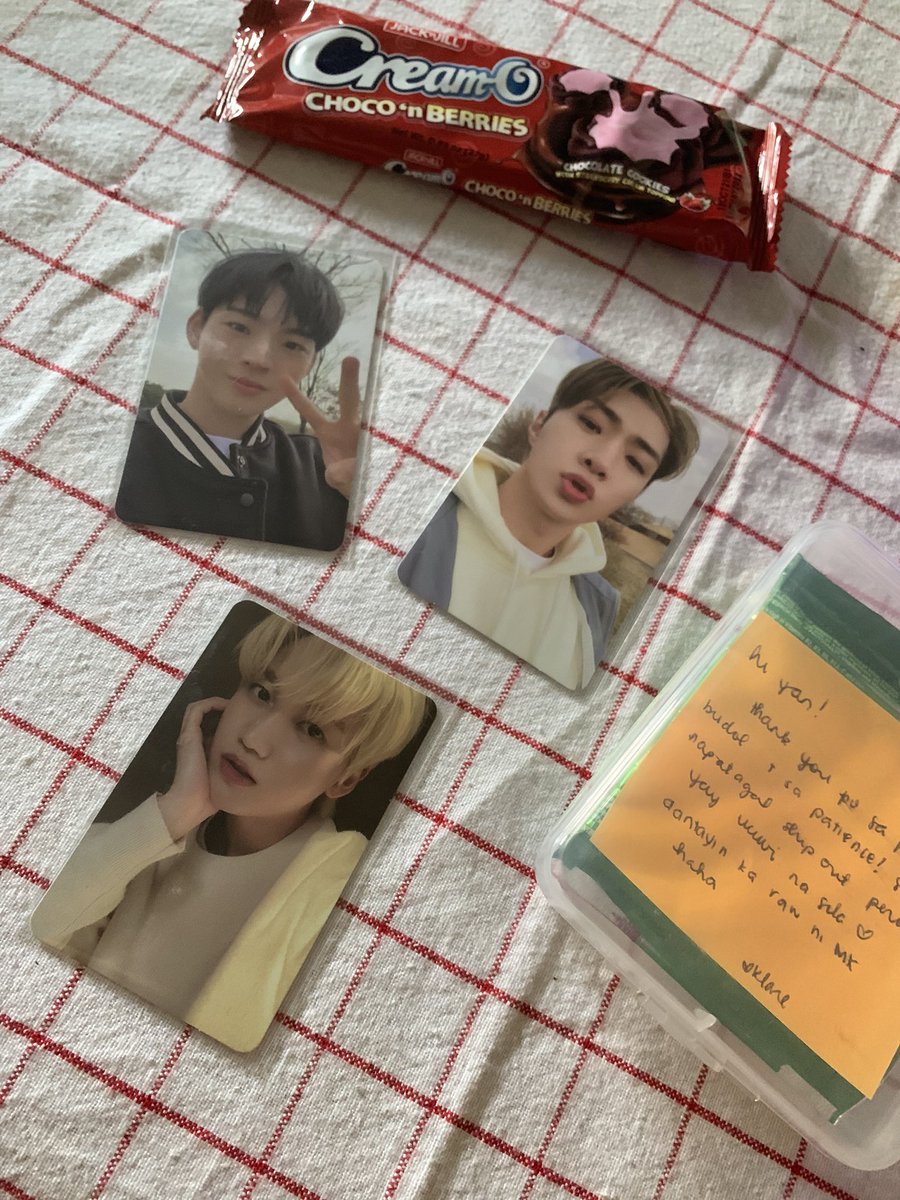 uniq_boii's tweet photo. aaaa grabi si hyojin lang sana papauwiin ko kaso nagsama pa ng dalawa 😭 sori emkei babalikan kita intay k lng dyan 😩 maraming sobrang thank u talaga ate klare @TIONthesheep 🥺
#KlareMidnightBudols
#KarePackage https://t.co/E2bqt5jRNP