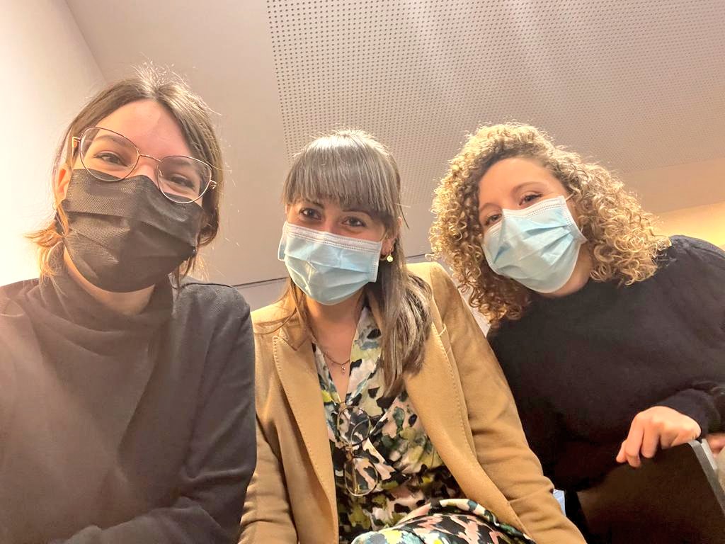aperebrat's tweet photo. Les residents de #CAPLARRARD presenten cas de dolor neuropàtic a jornada @SocCatDolor, son unes valentes! 😅. Poc a poc anem integrant #AtencióPrimaria a l'abordatge conjunt del #dolorcrònic! 💪🏼 https://t.co/3wF7jSLscU