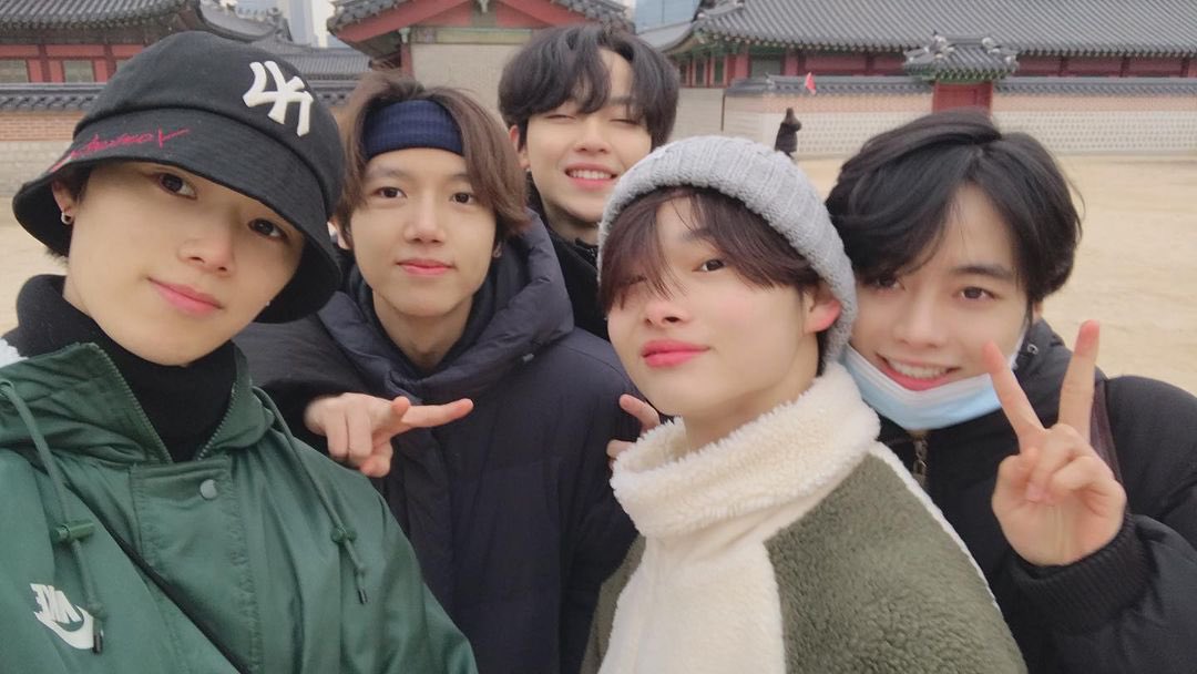 ตอนรายการไอแลนด์ออนอีพีแรก ถ้าใครได้ดูก็จะเห็นว่ามีภาษาไทยด้วย ตอนนั้นคนก็เลยเดากันว่าเด็กฝึกที่เกิดอุบัติเหตุตกเวทีจนต้องออกจากรายการไปน่าจะเป็นคนไทย แล้วก็น่าจะเป็นน้องเจเจ ปฤณ ซึ่งล่าสุดน้องลงรูปในไอจีกับนิกิ พี่เคย์ ฮันบิน นิโคลัส ก็น่าจะจริงแล้วที่ว่าน้องคือเด็กฝึกคนนั้น🥺