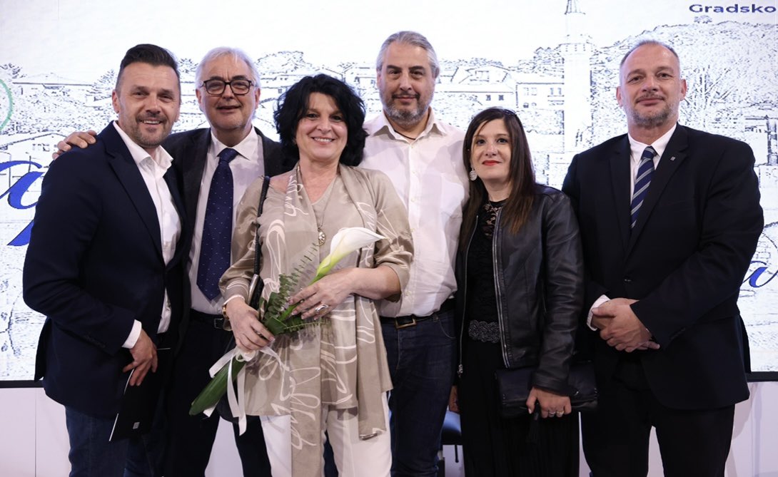 EricHauck's tweet photo. El meu agraïment a la família Pujol Puente i a @Svalderramaruiz per ser-hi, seguint les passes del Jordi, a l’Edo @OGBiH per la iniciativa i a @ManelvBcn per seguir obrint projectes a la nostra estimada ciutat… https://t.co/4FkKNQZpZz