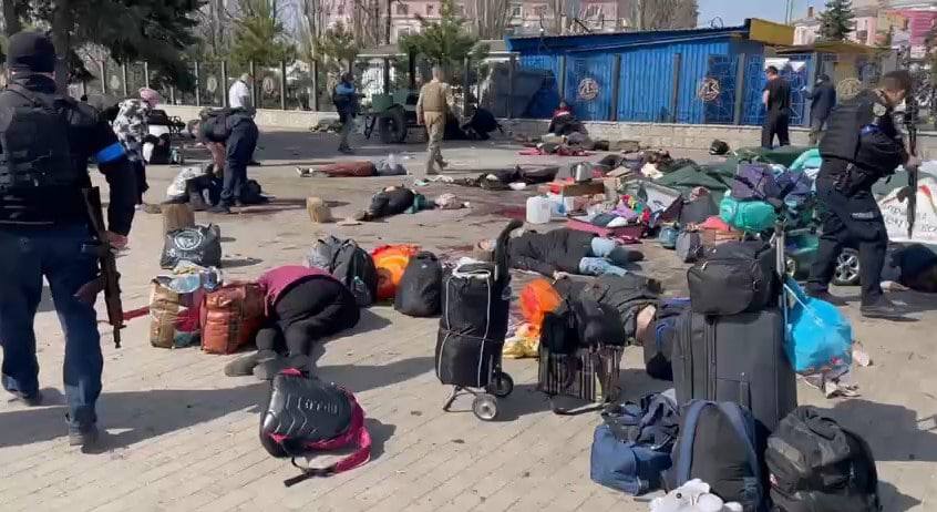 GoncharenkoUa's tweet photo. ⚡️Iskander. The russian army struck at the Kramatorsk railway station. Dozens of dead and wounded. Thousands of people were at the station during the missile strike, as residents of Donetsk region are being evacuated to safer regions of 🇺🇦. Russia knew well where it was aiming. https://t.co/8F6AR2Z1n0