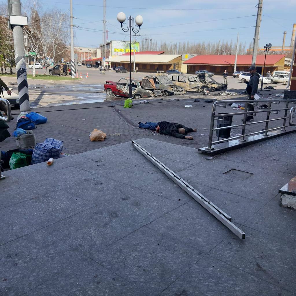 GoncharenkoUa's tweet photo. ⚡️Iskander. The russian army struck at the Kramatorsk railway station. Dozens of dead and wounded. Thousands of people were at the station during the missile strike, as residents of Donetsk region are being evacuated to safer regions of 🇺🇦. Russia knew well where it was aiming. https://t.co/8F6AR2Z1n0