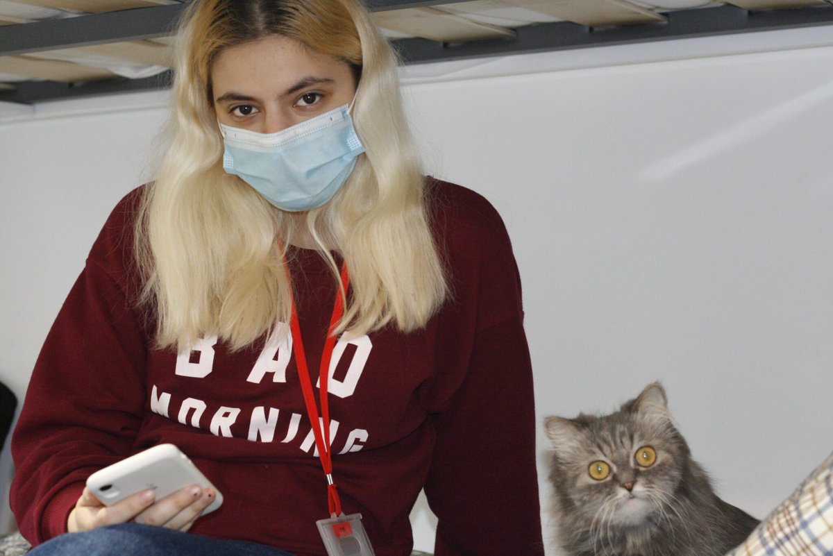 Al igual que ella, Daryna y su hija, son atendidas por Cruz Roja en el  dispositivo de San Lorenzo de El Escorial📍.

Ambas están aprendiendo español, y regulando su situación gracias a la ayuda y asesoramiento que les prestamos, ya que no saben cuanto durará el conflicto.