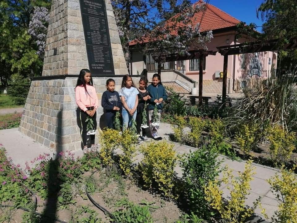 ROMACT_EC_CoE's tweet photo. 8 April celebration in #ROMACT #Rakovski 🇧🇬started with a minute of silence.
#InternationalRomaniDay #InternationalRomaDay https://t.co/zNIQ0lxBKq