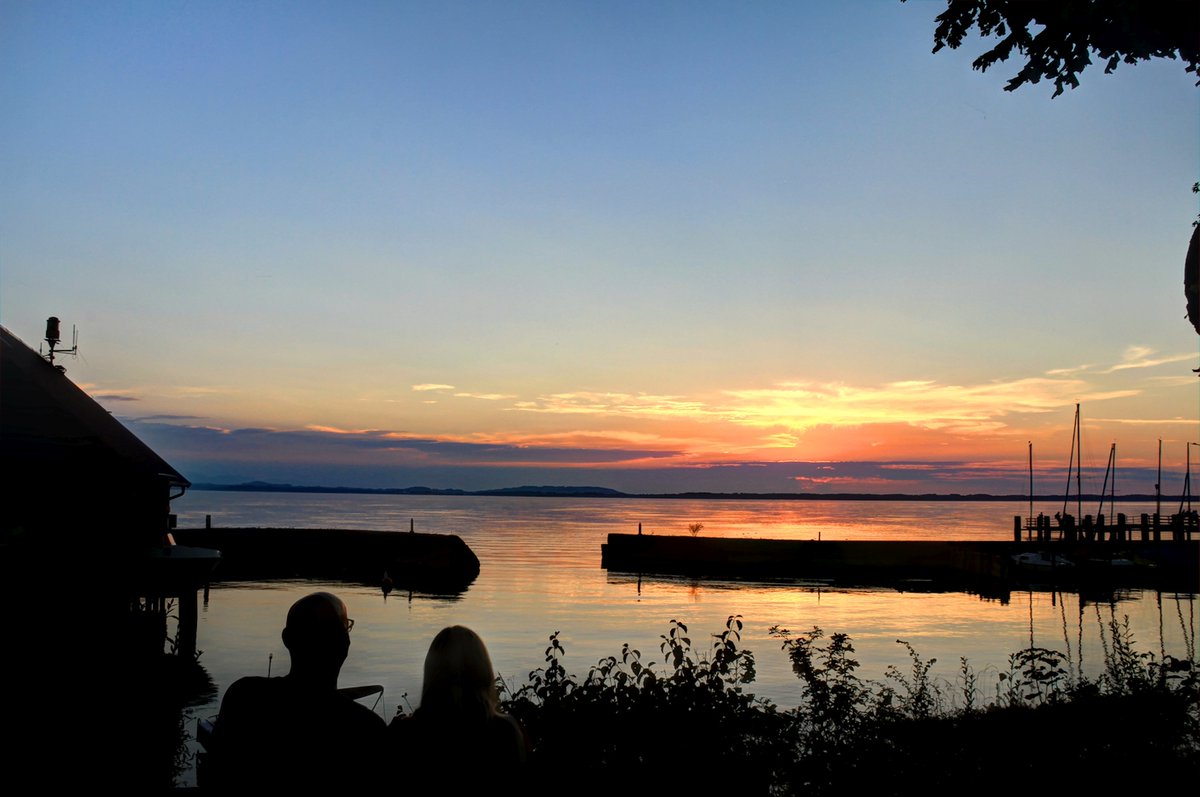 TimeTraveler911's tweet photo. Some of the many sunsets from #Chiemsee a place we are very often and feel like home for this week’s #Top4Theme #Top4Home with @Giselleinmotion @Touchse @CharlesMcCool & @perthtravelers
1 = Feldwies 2, 3 + 4 = Chieming
@sunset @StormHour @ThePhotoHour
#ThePhotoHour #sunset https://t.co/nvn3Ex4cO4
