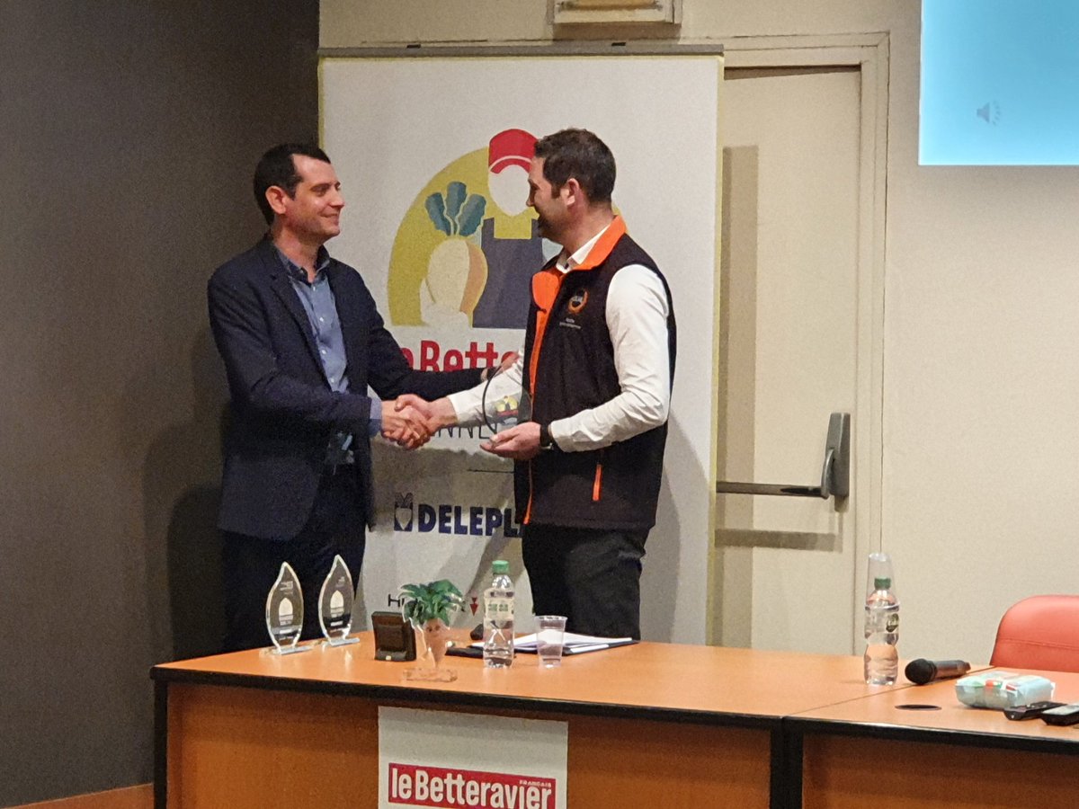 [Betterave]
🥇Ce matin Antoine Helleboid a reçu le prix du Betteravier Français de l'Année des mains de <a href="/MaximeBoutonDE1/">Maxime Bouton DELEPLANQUE</a>
Toutes nos félicitations 🤗🤗
<a href="/DeleplanqueCie/">Deleplanque</a> 
<a href="/LeBetteravierFR/">Le Betteravier français</a>