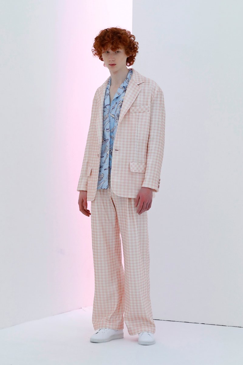 Victor von Schwarz presented his new collection titled “LA TRIADA” during <a href="/080_bcn_fashion/">080 Bcn Fashion</a> 
fuckingyoung.es/victor-von-sch…