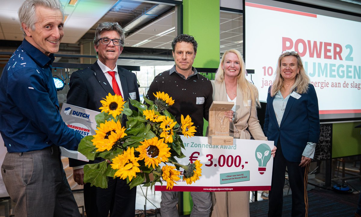 De winnaar van de eerste Nijmeegse Zonnedak Award is bekend: Klingele Golfkarton! Zij mochten een prijs van € 3.000,- in ontvangst nemen, die zij schenken aan de Voedselbank. Meer weten? bit.ly/3raWHcL  #P2N @MauritsGroen <a href="/jwijnia/">Jan Wijnia</a> <a href="/Esselbrugge/">Jarno Esselbrugge</a> <a href="/VoedselbankNmgn/">Voedselbank Nijmegen Overbetuwe</a>