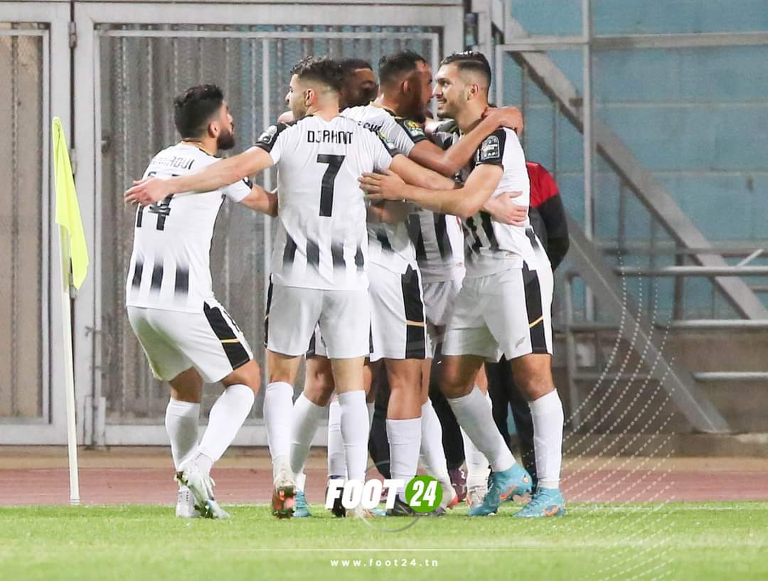 derradjihafid's tweet photo. وفاق سطيف الجزائري، يصنع الحدث في تونس ويتأهل إلى نصف نهائي دوري ابطال أفريقيا بعد مباراة بطولية فاز فيها بهدف لصفر  أمام الترجي بعد أن تعادل معه سلبيا في الجزائر .
ألف مبروك للنسر السطايفي بقيادة حارسه المتميز اليوم صفيان خذايرية الذي كان رجل اللقاء بامتياز https://t.co/K7z1Axwfcn